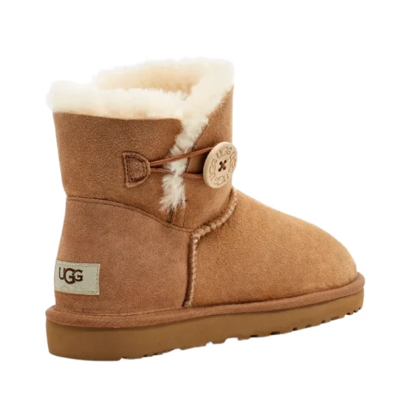 Untitled-design-2025-02-07T153934_800.webp UGG Bailey Button II – Chestnut
