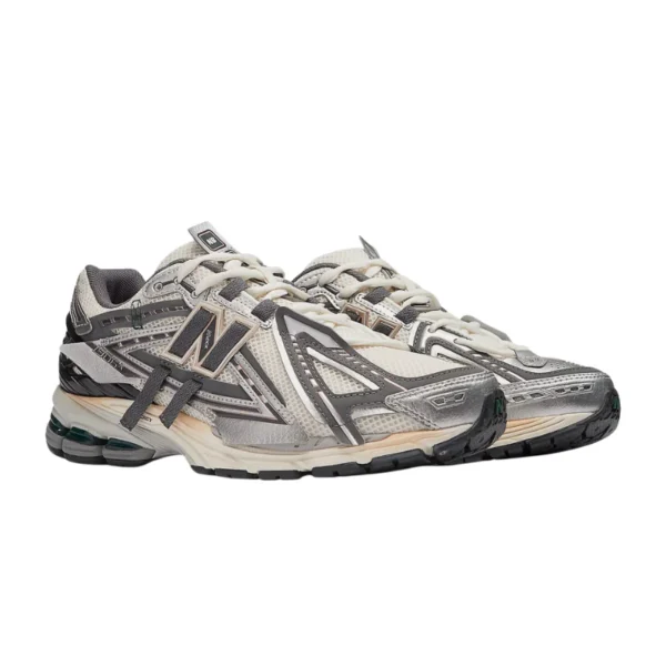 Untitled-design-67_1.webp New Balance 1906A – Silver Metallic